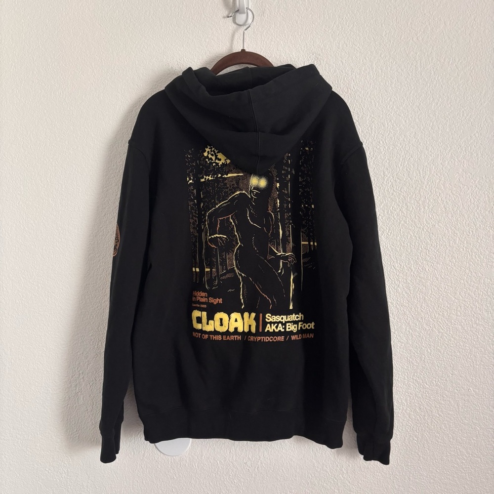 Cloak Brand Men's Size Medium Black Sasquatch Hoodie Sweatshirt